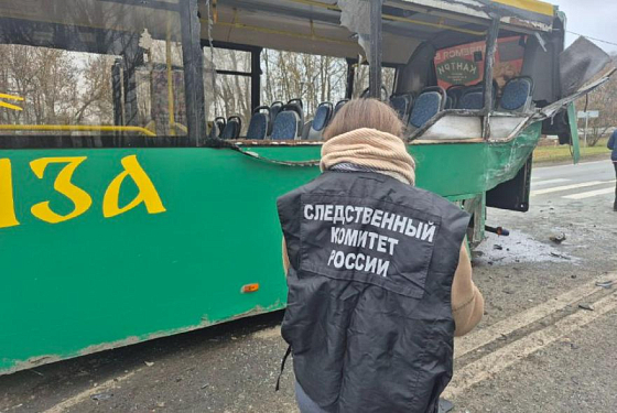 Опубликованы фото столкновения автобуса №134 с грузовиком в Пензе