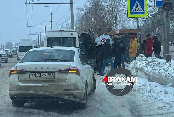 В Пензе на Чаадаева перевернулся легковой автомобиль