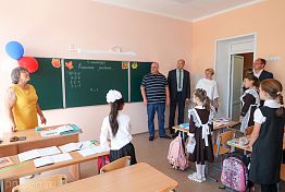Мельниченко проверил качество ремонта школы в селе Колдаис Шемышейского района