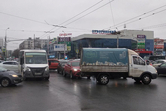 В центре Пензы образовалась пробка из-за отключенного светофора