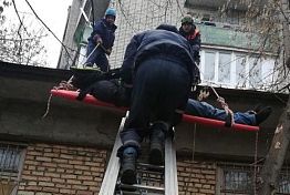 В Пензе с пятого этажа упал 24-летний парень