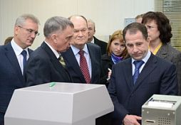 Михаил Бабич ознакомился с новой продукцией ОАО «Маяк» Михаил Бабич ознакомился с новой продукцией ОАО «Маяк»