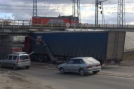 В Пензе Бакунинский мост «поймал» очередную фуру