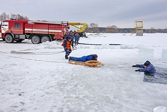 В Пензе спасатели отработали помощь попавшему в полынью