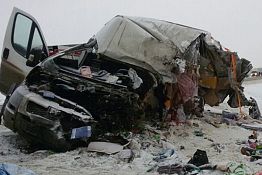 Подробности крупной аварии на трассе: фура расплющила микроавтобус Подробности крупной аварии на трассе: фура расплющила микроавтобус