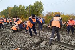 Под Пензой на жд переезде идут ремонтно-восстановительные работы Под Пензой на жд переезде идут ремонтно-восстановительные работы