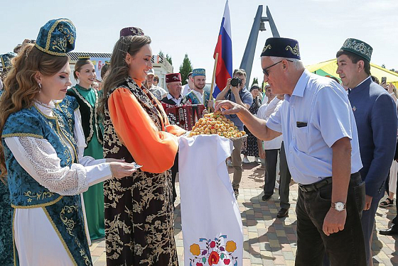В Спутнике на Сабантуе слушали татарские песни и разбивали горшки В Спутнике на Сабантуе слушали татарские песни и разбивали горшки