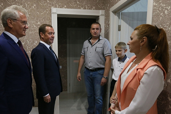В Спутнике Дмитрий Медведев зашел в гости к молодой семье