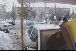 В Пензе «Приора» врезалась в подъезд дома