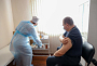 Олегу Мельниченко поставили вакцину, Фото правительства региона