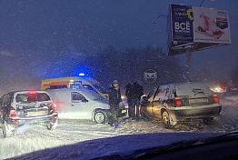 Движение в Пензе утром 14 января встало из-за снегопада и аварий Движение в Пензе утром 14 января встало из-за снегопада и аварий