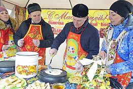На Масленицу мэр Пензы лично напек блинов для горожан