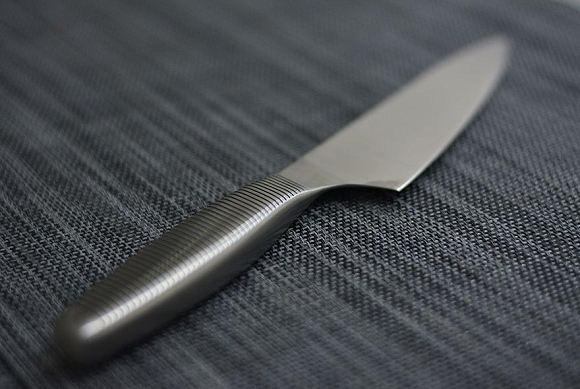 Пензенец накинулся с ножом на двух друзей