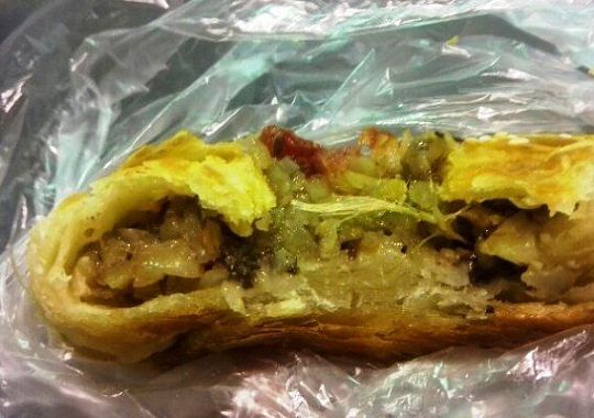 Пензячка нашла внутри купленного пирожка куриное перо