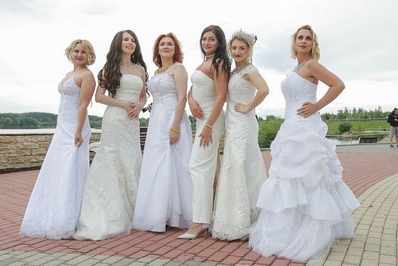 Пензячки устроили дефиле в свадебных платьях