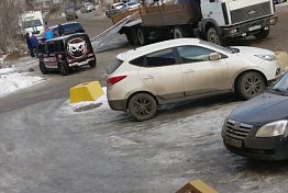В Пензе на Байдукова выпавший из грузовика металл повредил кроссовер В Пензе на Байдукова выпавший из грузовика металл повредил кроссовер