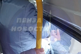 Из-за сломанной двери пензенцы выбирались из маршрутки через форточку Из-за сломанной двери пензенцы выбирались из маршрутки через форточку