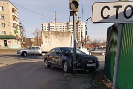В Пензе на ул. Окружной Audi врезалась в светофор В Пензе на ул. Окружной Audi врезалась в светофор
