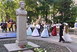 В Пензе день рождения Пушкина отметили литературным митингом и книжной выставкой В Пензе день рождения Пушкина отметили литературным митингом и книжной выставкой
