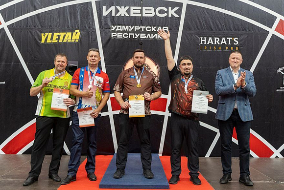 Роман Обухов с наградой (слева)||Фото: минспорт Пензенской области Роман Обухов из Пензы завоевал «бронзу» чемпионата России по дартсу
