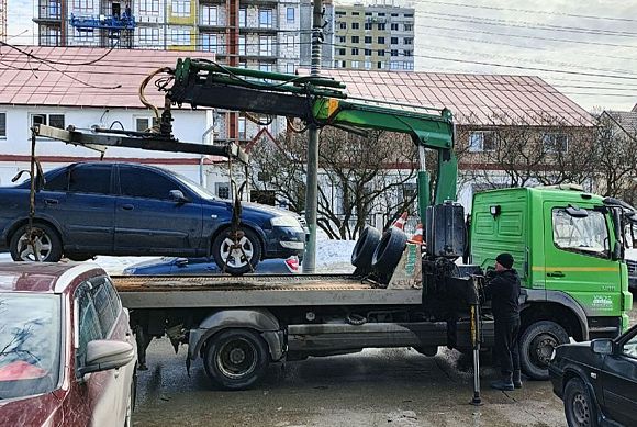 Пензенец разбил стекла своего автомобиля, когда его забирали приставы