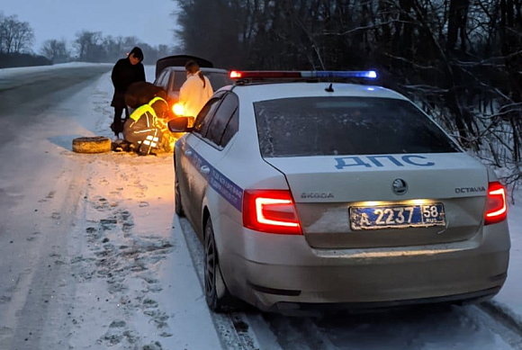 В Мокшанском районе инспекторы ДПС помогли водителю «Мерседеса»