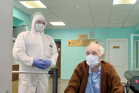 Пензенские врачи вылечили от коронавируса 101-летнего пациента