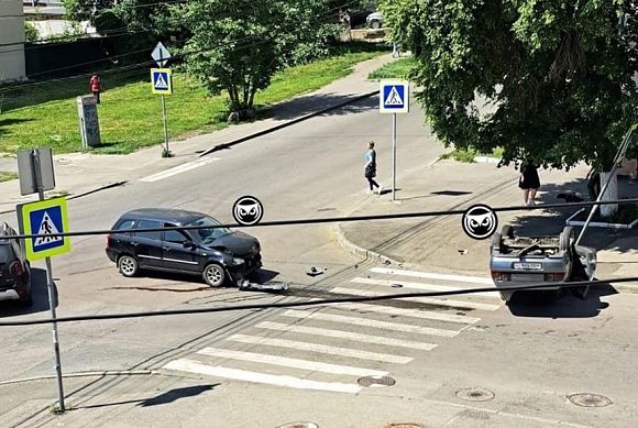 В Пензе на улице Чкалова перевернулся автомобиль