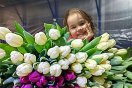 Малышка из Каменки каждое 8 Марта получает в подарок море цветов Малышка из Каменки каждое 8 Марта получает в подарок море цветов