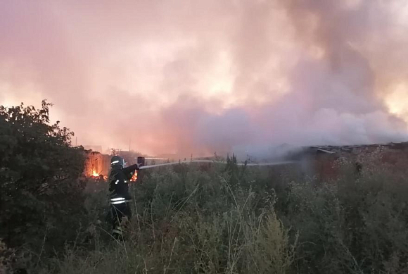 Под Пензой загорелись несколько сараев