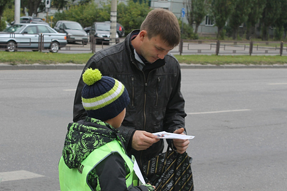 В Пензе школьники раздали листовки с призывом соблюдать ПДД