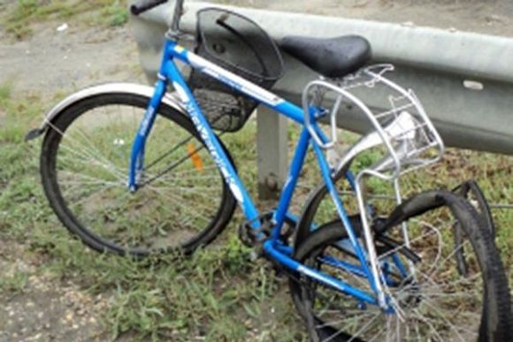 В Мокшанском районе на трассе погиб велосипедист