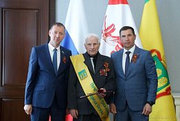 В Пензе ветеранам ВОВ вручили регалии Почетных граждан Пензы В Пензе ветеранам ВОВ вручили регалии Почетных граждан Пензы
