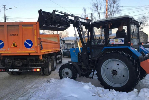 В Пензе ночью избавлялись от наледи и колейности