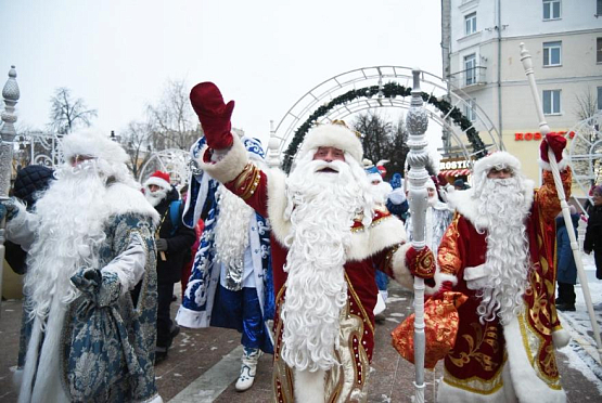 Новогодняя кампания стартовала в Пензе большим шествием Дедов Морозов  