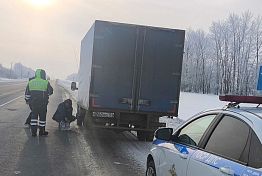 Пензенские автоинспекторы помогли водителю из Смоленска Пензенские автоинспекторы помогли водителю из Смоленска