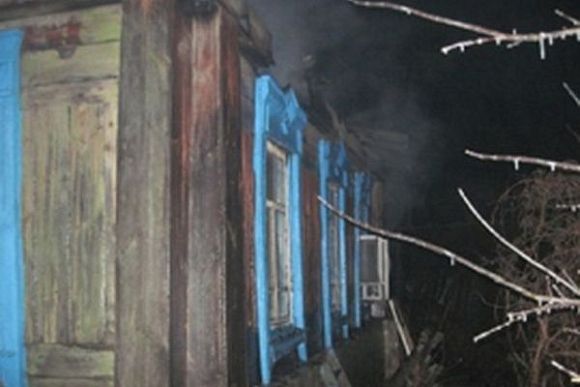 В Кузнецке пожар в деревянном доме тушили 14 спасателей