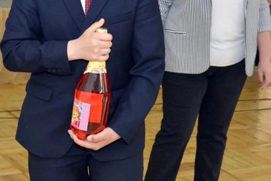 В пензенской школе за успехи в учебе детям подарили шампанское