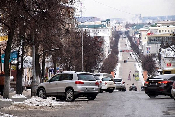 Авто нарушителей парковки на ул. Московской «покатают» на эвакуаторе