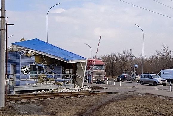 В Пензе обрушилась будка у железнодорожного переезда