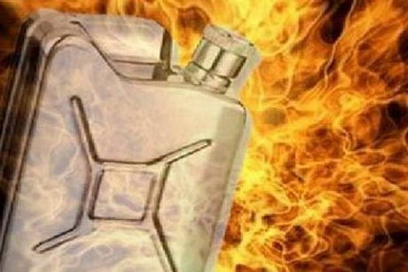 В Пензе 27-летний мужчина облил бензином и поджег свою девушку