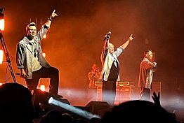 Пензенцы три часа танцевали под ретро-звезд на «Дискаче 90-х»