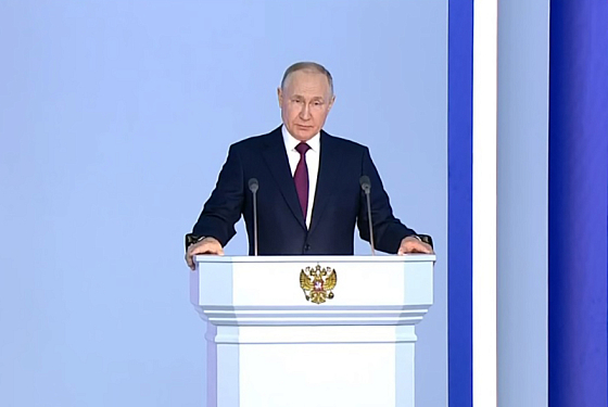 В эфирах центральных каналов и интернет-СМИ началась трансляция послания Владимира Путина