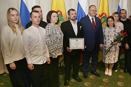 Олег Мельниченко вручил награды 54 пензенцам