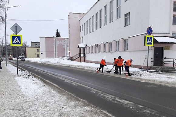 В Пензе тротуары на улицах Некрасова, Ленина, К. Маркса чистят вручную