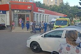 В магазине на пр. Победы мужчина порезал вены ножом с витрины