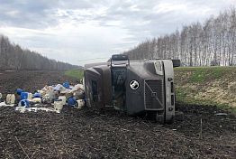 В Пензенской области на трассе перевернулась фура с бочками В Пензенской области на трассе перевернулась фура с бочками