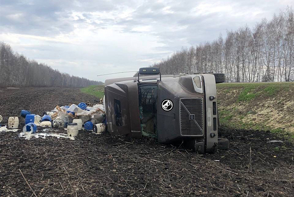 В Пензенской области на трассе перевернулась фура с бочками