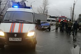 Спасатели деблокировали человека из авто после аварии на Калинина Спасатели деблокировали человека из авто после аварии на Калинина