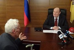 Губернатор Василий Бочкарев провел личный прием граждан Губернатор Василий Бочкарев провел личный прием граждан